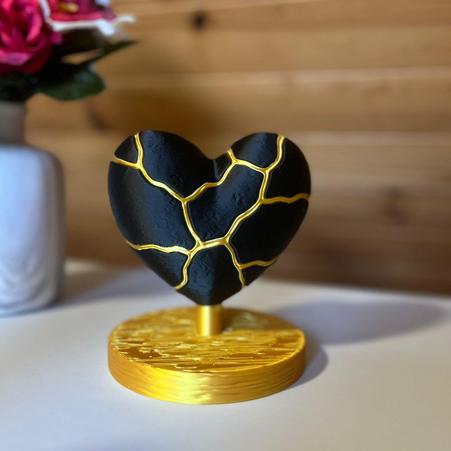 Sculpture Cœur Kintsugi sur Socle effet Bois - Statue Symbolique "Beauté de l'Imperfection" - Déco Zen et Spirituelle Or et Blanc