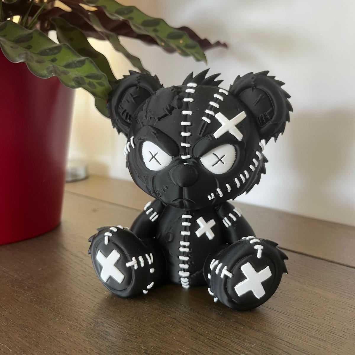 Figurine Ours Noir à Cicatrices -  Art Toy Pop Art Goth - Objet de Collection Design Rebelle et Alternatif