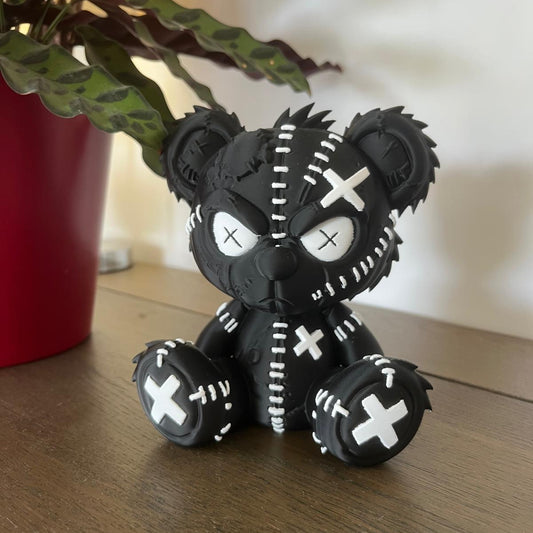 Figurine Ours Noir à Cicatrices -  Art Toy Pop Art Goth - Objet de Collection Design Rebelle et Alternatif