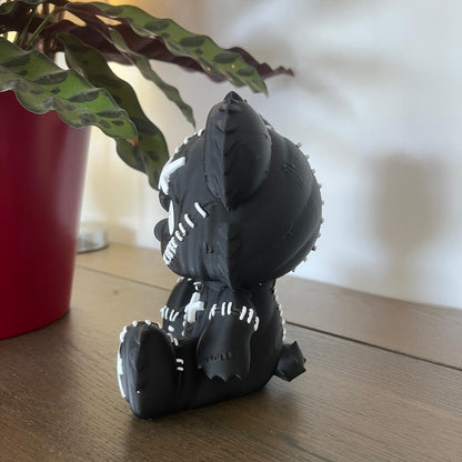 Figurine Ours Noir à Cicatrices -  Art Toy Pop Art Goth - Objet de Collection Design Rebelle et Alternatif