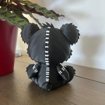 Figurine Ours Noir à Cicatrices -  Art Toy Pop Art Goth - Objet de Collection Design Rebelle et Alternatif