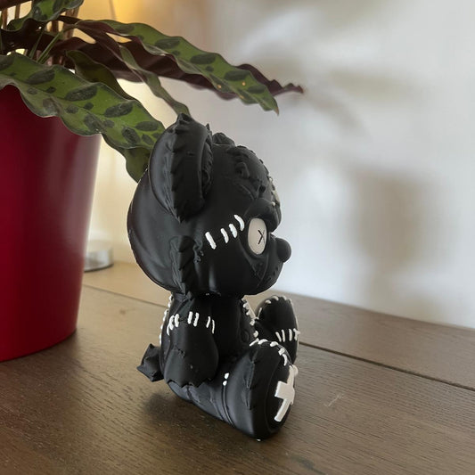 Figurine Ours Noir à Cicatrices -  Art Toy Pop Art Goth - Objet de Collection Design Rebelle et Alternatif