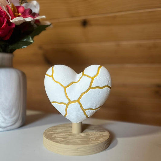 Sculpture Cœur Kintsugi sur Socle effet Bois - Statue Symbolique "Beauté de l'Imperfection" - Déco Zen et Spirituelle Or et Blanc